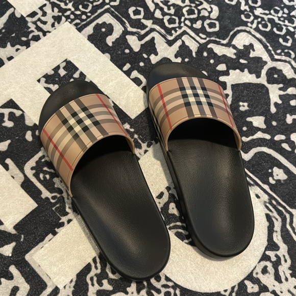 Burberry Slides - Picture 3 of 7